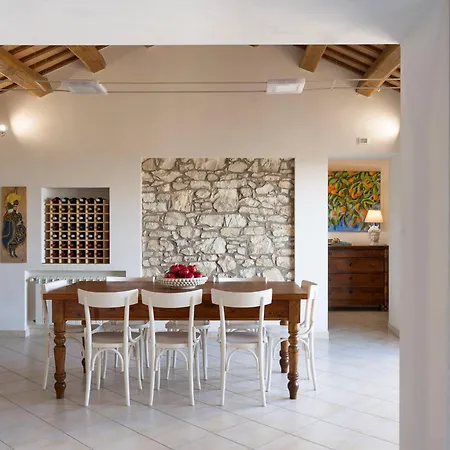 Tangi Villa Buseto Superiore