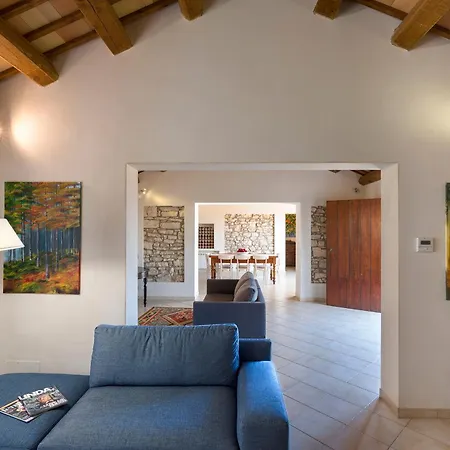 Tangi Villa Buseto Superiore